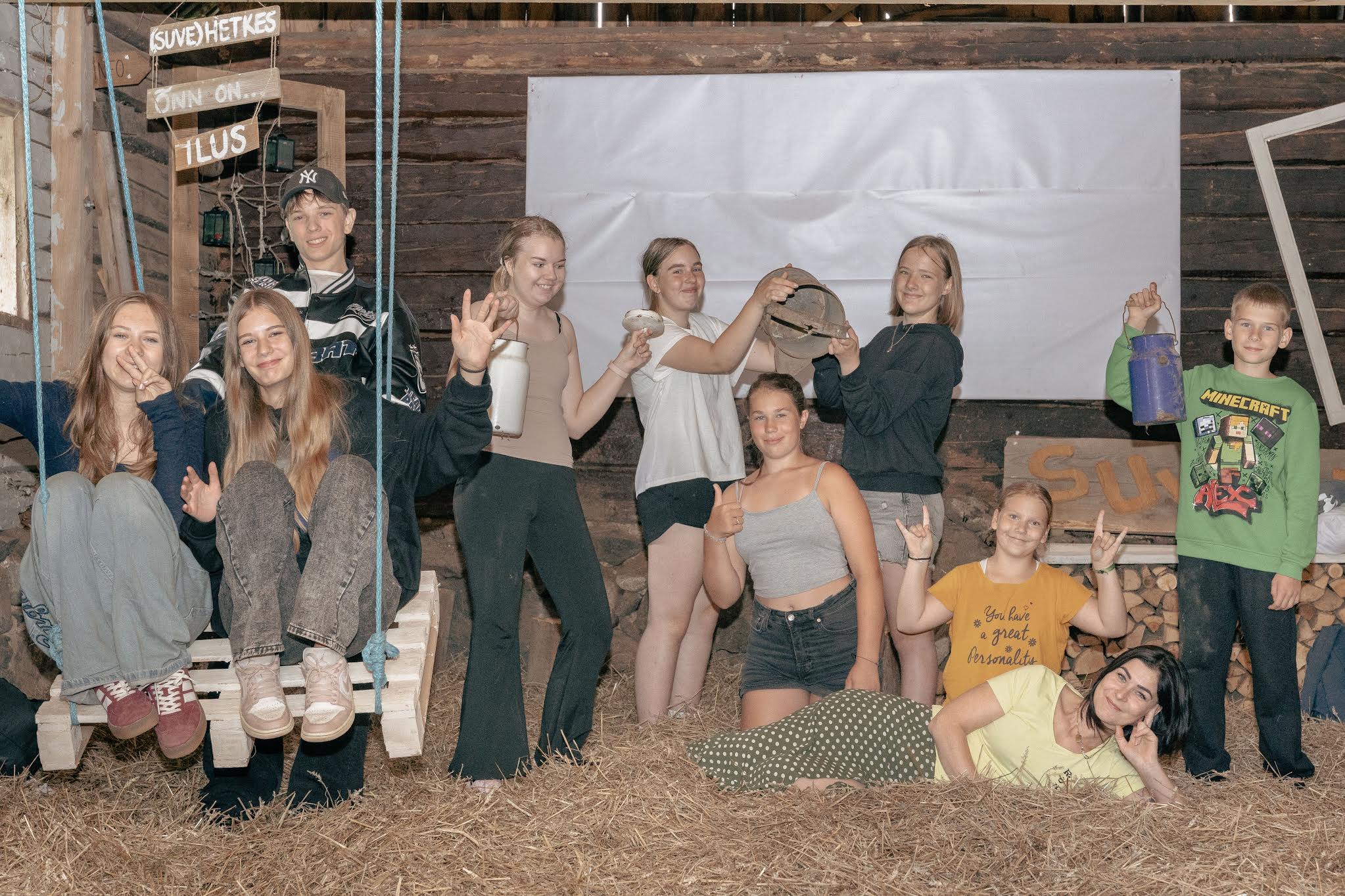 Vasakult Carmen Iris Young, Kadri Liis Pild, Kristofer Sarvin, Thea Tintso, Hanna Hain, Marta Salumets, Helena Roosi Kangro, Liisi Lang, Everon Paas. All noorsootöötaja Katrin Tamberg-Tolk. Äsja korrastatud ja disainitud noorteka küünis. Foto: AIgar Nagel